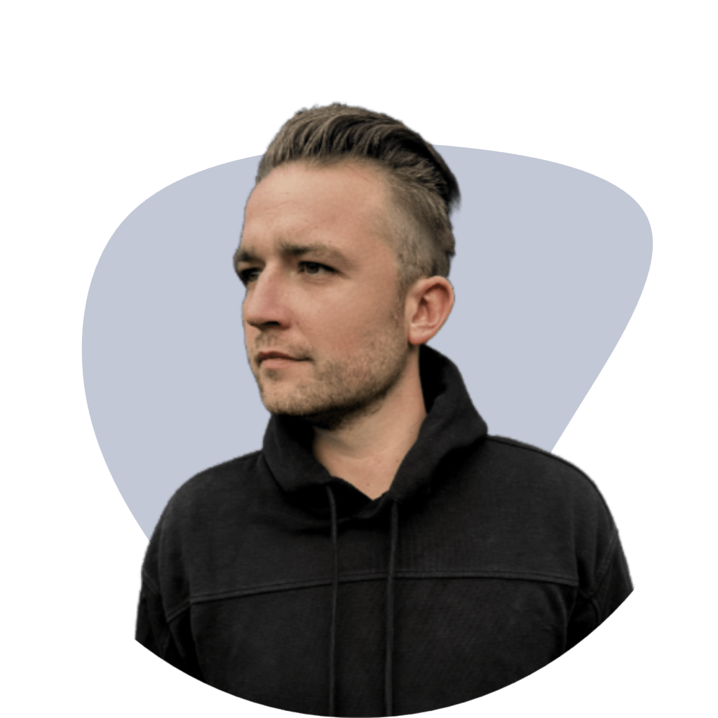 profile-pic(3) Eine Person mit kurzen Haaren blickt mit neutralem Gesichtsausdruck zur Seite. Sie trägt einen dunklen Kapuzenpullover. Im Hintergrund ist ein weißer Kreis mit einer graublauen abstrakten Form zu sehen.