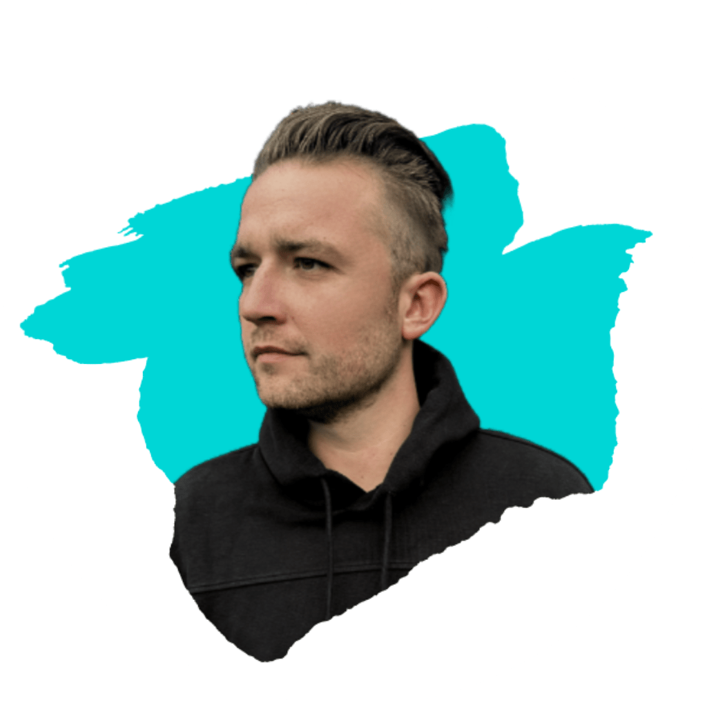 Eine Person mit kurzen, gestylten Haaren und einem schwarzen Kapuzenpullover steht vor einem blaugrünen, abstrakten Pinselstrich-Hintergrund, zentriert in einem kreisförmigen Rahmen.